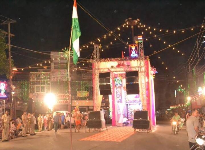 शिव भक्तों की कांवड़ पर तिरंगा लहरा रहा है. कांवड़ यात्रा पूरी तरह से तिरंगामयी हो चली है. क्योंकि हरिद्वार से पवित्र गंगाजल लेकर आने वाली हर दूसरी कांवड़ पर तिरंगा लहरा रहा है.