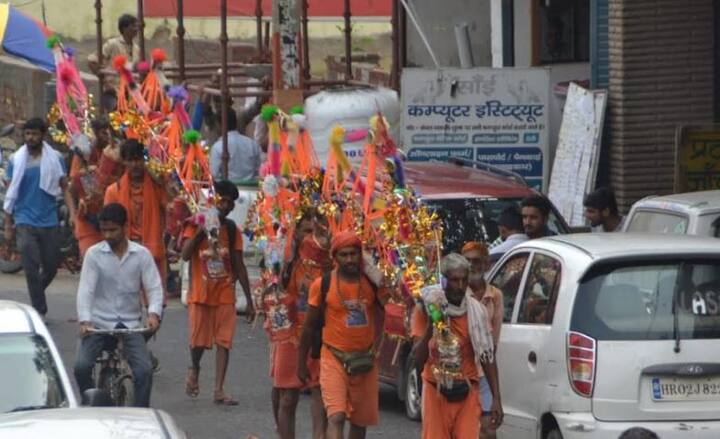 कांवड़ पर तिरंगा लहराने के पीछे प्रदेश सरकार का यह आदेश भी युवाओं में जोश भर रहा है. शामली जनपद से प्रतिवर्ष लगभग बीस लाख से ज्यादा कांवड़िए गुजरते हैं. इस बार कांवड़ियों का जोश देखते ही बन रहा है.