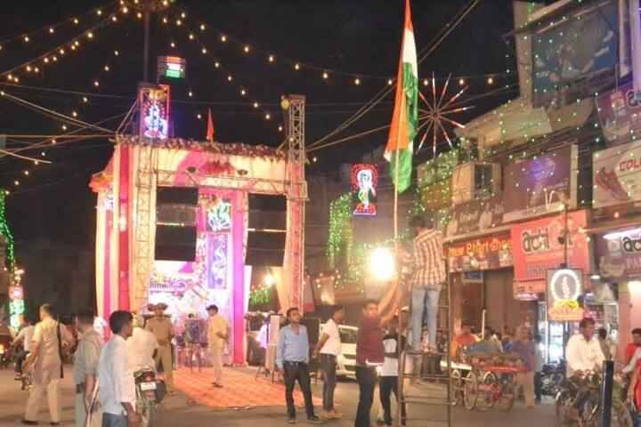 इतना ही नहीं कुछ जोशीले युवा अपने माथे पर तिरंगा रूपी गमछा बांधकर और हाथ में तिरंगा लेकर उसी तरह से चलते जा रहे हैं जिस प्रकार आजादी के समय देश पर जान न्यौछावर करने वाले देश के मतवाले चला करते थे.