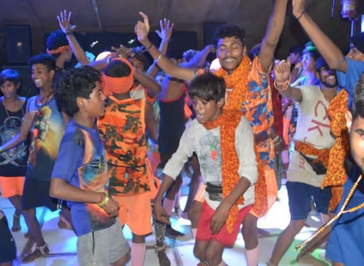 शामली में आजकल शिवभक्तों का सैलाब सड़कों पर उमड़ा हुआ है. यूं तो हर कांवड़ यात्रा में कुछ इसी तरह केसरिया पहने शिवभक्तों का सैलाब दिखता है लेकिन इस बार शिवभक्ति में डूबे कांवड़िए देशभक्ति से ओत प्रोत नजर आ रहे हैं. हर तरफ लाखों कांवड़िए तिरंगा लेकर चल रहे हैं. किसी ने हाथों में तिरंगा ले रखा है तो किसी ने अपनी गाड़ी पर तिरंगा लगा रखा है.