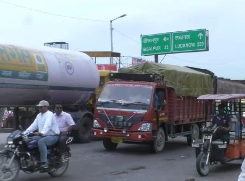 आगरा-लखनऊ हाईवे के बाद धंसा बरेली-सीतापुर NH24 फरीदपुर बाईपास, बने 5 फीट बड़े गड्ढ़े