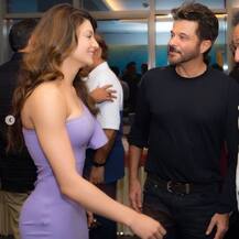 OMG! उर्वशी रौतेला जब कैमरे के आगे हुई शर्मसार, दिखी फटी हुई ड्रेस में