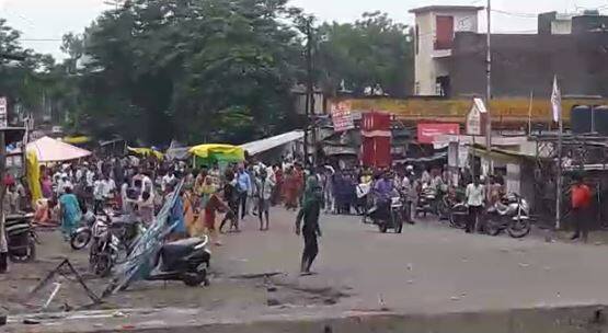 कानपुर: हाईवे जाम करने पर पुलिस और पब्लिक के बीच जमकर हुआ पथराव, आगजनी