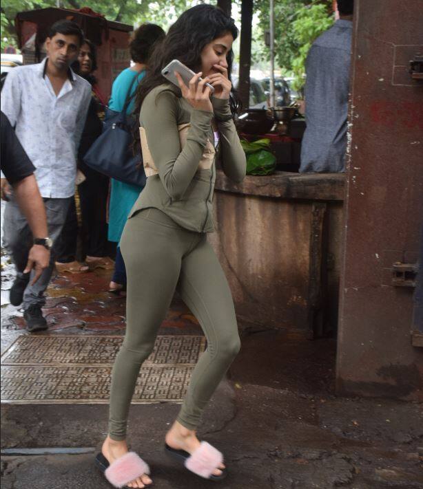 इस दौरान जाह्नवी काफी ग्लैमरस लग रही थीं. (तस्वीर: मानव मंगलानी)