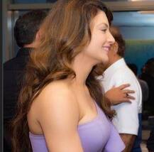 OMG! उर्वशी रौतेला जब कैमरे के आगे हुई शर्मसार, दिखी फटी हुई ड्रेस में