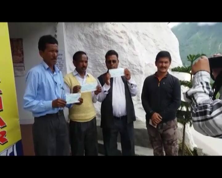 आपदा पीड़ितों के साथ अफसरों ने किया भद्दा मजाक, राहत के नाम पर बांटे 112 रुपये के चेक Uttarakhand: people of rain hit joshimath given 125 rupees check as relief fund आपदा पीड़ितों के साथ अफसरों ने किया भद्दा मजाक, राहत के नाम पर बांटे 112 रुपये के चेक