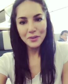 14 मिलियन फॉलोअर्स को ऐसे किस करते हुए थैंक्यू कर रही है सनी लियोनी