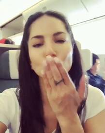 14 मिलियन फॉलोअर्स को ऐसे किस करते हुए थैंक्यू कर रही है सनी लियोनी