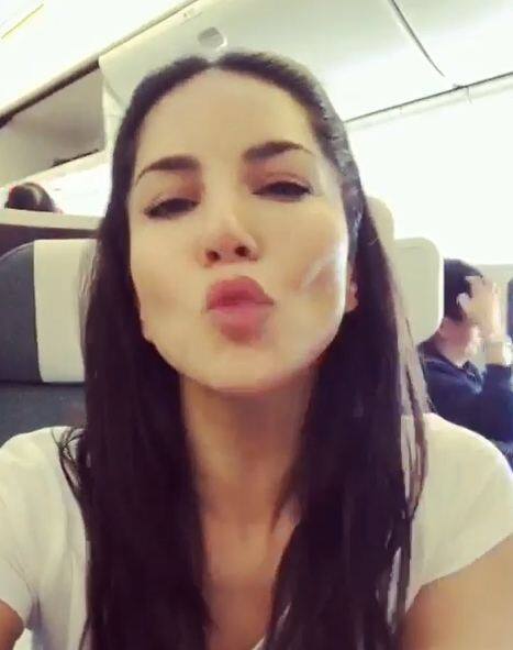 इसके लिए उन्होंने फैंस को फ्लाइंग किस करते हुए एक वीडियो पोस्ट किया है जिसमें वे फैंस को थैंक्स करती नजर आ रही हैं. फोटोः इंस्टाग्राम