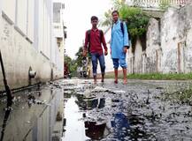 जलजमाव-गंदगी से लोग परेशान, दरवाजे और दीवारों पर पोस्‍टर चस्‍पा कर सिस्‍टम को दिखाया आईना
