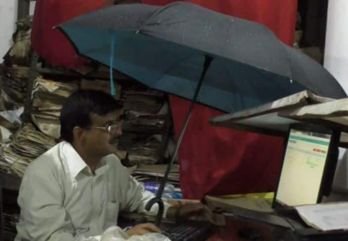 गोरखपुर आरटीओ ऑफिस की इन तस्वीरों को देख कर तो आप भी चौंक जाएंगे