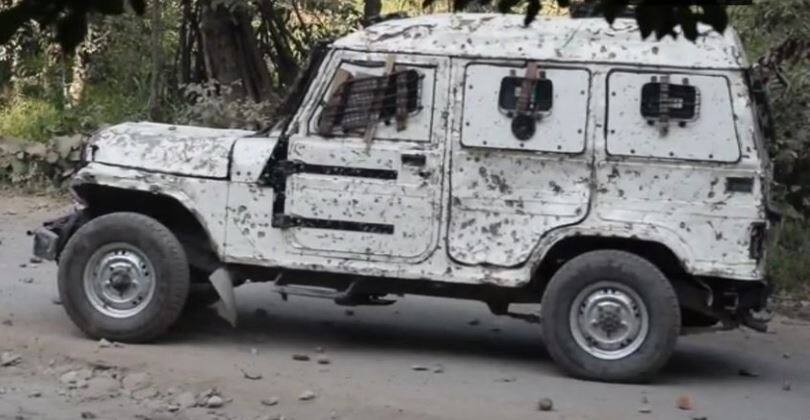 कश्मीर: शोपियां एनकाउंटर के दौरान पत्थरबाज डाल रहे थे खलल, सुरक्षाबलों ने किया पलटवार Jammu kashmir's Shopian encounter: terrorist Killed, civilian dead in Army Firing कश्मीर: शोपियां एनकाउंटर के दौरान पत्थरबाज डाल रहे थे खलल, सुरक्षाबलों ने किया पलटवार