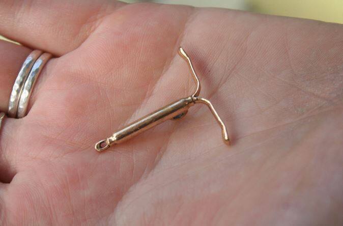 कॉपर टी में एक जहरीला तरल पाया जाता है जो महिला के गर्भाशय में पनपने वाले अंडे को मार देता है. इसे गर्भाशय के अंदर एक छोटे से ऑपरेशन के जरिए लगाया जाता है. फोटो- गूगल फ्री इमेज