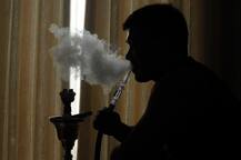 युवाओं में बढ़ रहा है हुक्का पीने का ट्रेंड, सावधान हो सकते हैं ये खतरे