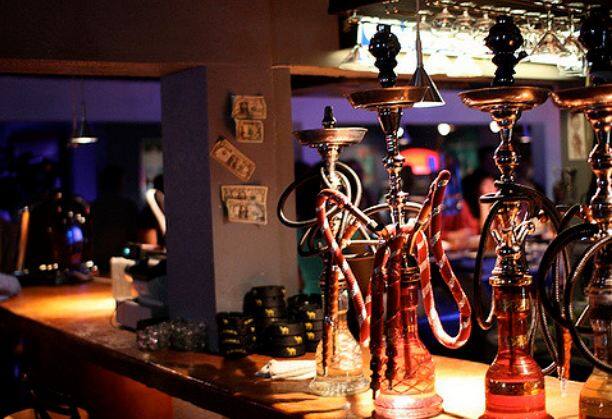 शोधकर्ताओं को कहना है कि सिगरेट जहां लोग अधिकत्तम 5 से 7 मिनट में खत्म कर देते हैं वहीं हुक्का एक-एक घंटे तक पीते हैं जिससे इसका प्रभाव 10 बार पी गई सिगरेट के बराबर होता है. फोटोः गूगल फ्री इमेज