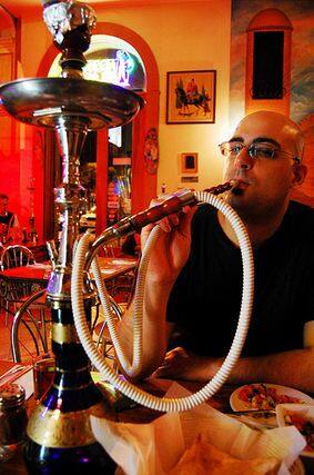 ऐेसे में शोधकर्ता ये भी चैलेंज करते हैं कि फ्रूट फ्लेवर्ड हुक्का धूम्रपान का एक हेल्दी विकल्प नहीं है. युवाओं को इसके सेवन से बचना चाहिए. फोटोः गूगल फ्री इमेज