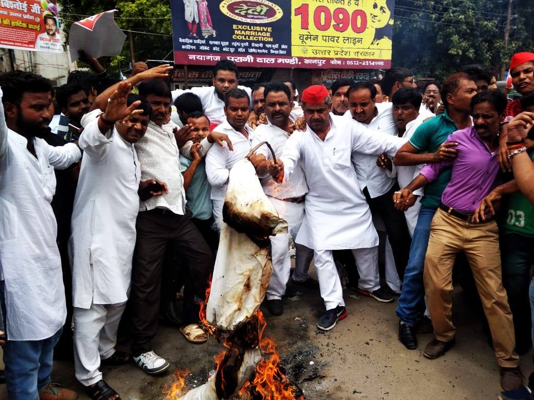 कानपुर: सपाईयों ने फूंका सांसद डॉ मुरली मनोहर जोशी का पुतला Samajwadi Party burnt the Effigy of DR Murli Manohar Joshi कानपुर: सपाईयों ने फूंका सांसद डॉ मुरली मनोहर जोशी का पुतला