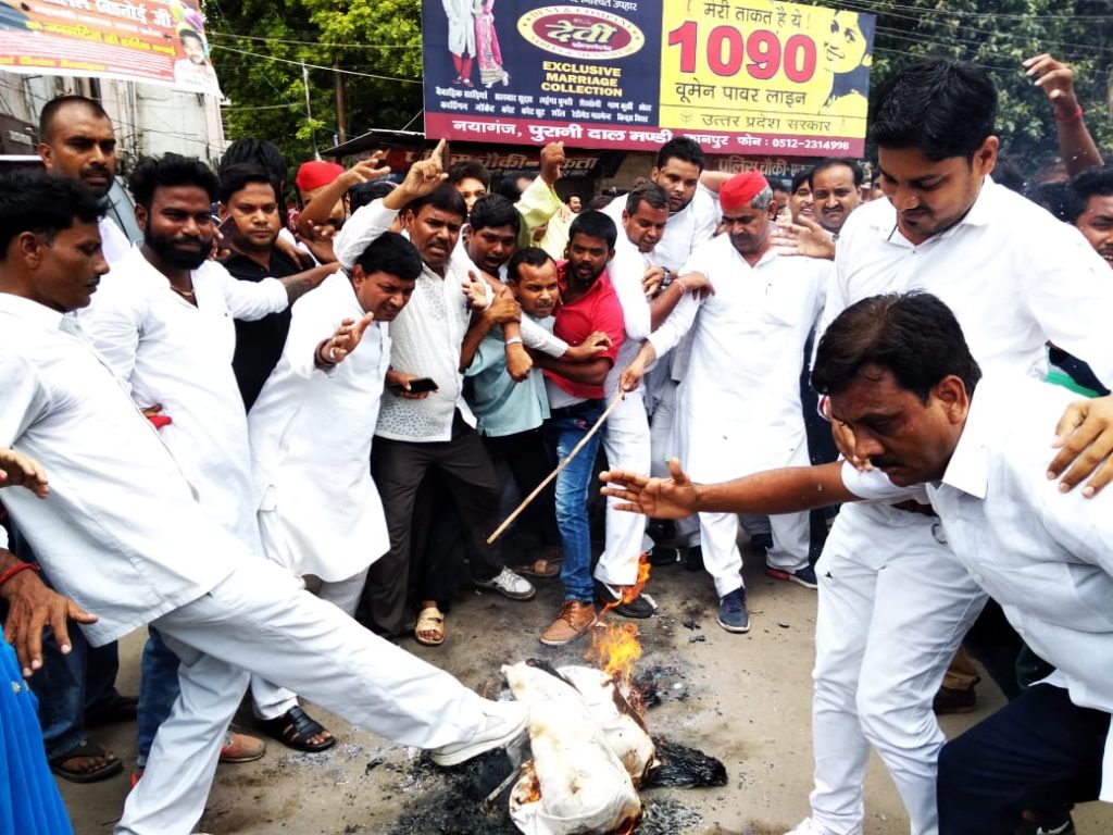 कानपुर: सपाईयों ने फूंका सांसद डॉ मुरली मनोहर जोशी का पुतला