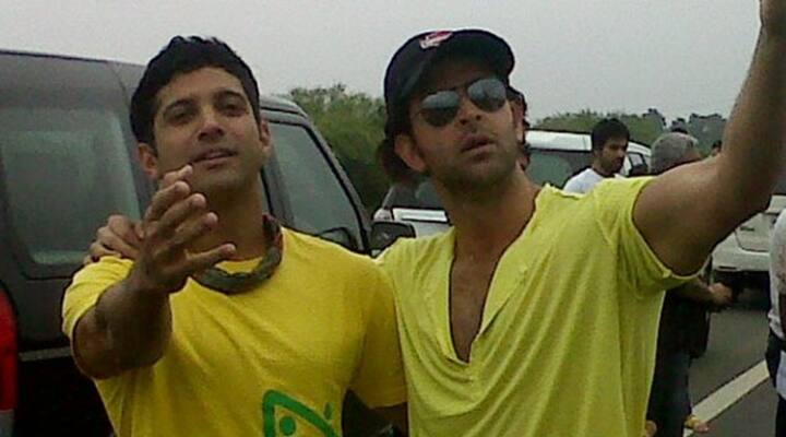 ऋतिक रोशन-फरहान अख्तर: ऋतिक और फरहान की दोस्ती काफी पुरानी है या कहें कि ये दोनों बचपन के दोस्त हैं. दोनों ने अपने करियर के लिए रास्ता भी एक ही चुना है. फरहान ने अपनी फिल्म दिल चाहते में ऋतिक के साथ काम किया. इसके बाद इनकी दोस्ती फिल्म जिंदगी न मिलेगी दोबारा में भी नजर आई.