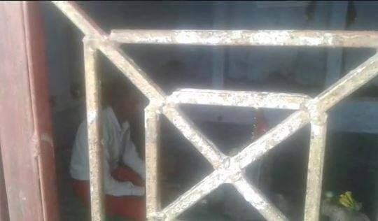 गांव के विकास के लिए लड़ रहे युवक ने खुद को आठ दिनों से मंदिर में किया कैद, कहा- जब मुख्यमंत्री आएंगे तभी खुलेगा गेट A man locked himself in temple fron eight days in Kanpur गांव के विकास के लिए लड़ रहे युवक ने खुद को आठ दिनों से मंदिर में किया कैद, कहा- जब मुख्यमंत्री आएंगे तभी खुलेगा गेट