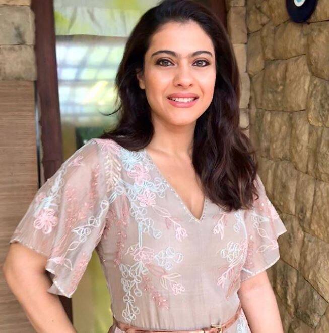 फिल्मों से हटकर बात करें काजोल की जिंदगी की तो बता दें कि उन्हें खाना बनाना बिलकुल नहीं आता है. उन्होंने एक इंटरव्यू में कहा था, मुझे हमेशा इस बात का अफसोस रहेगा कि मेरे बच्चे अपनी मां के हाथ का बना खाना कभी याद नहीं कर सकेंगे'.