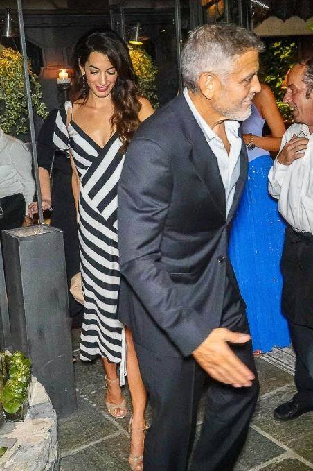 डिनर के दौरान अमाल ने सफेद और काले रंग की पोशाक पहन रखी थी जबकि जॉर्ज ने ब्लैक सूट में मौजूद थे. फोटो-इंस्टाग्राम