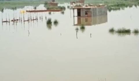 रायबरेली में बारिश और बाढ़ से करीब 5 लाख लोग प्रभावित, पलायन को मजबूर हैं लोग रायबरेली में बारिश और बाढ़ से करीब 5 लाख लोग प्रभावित, पलायन को मजबूर हैं लोग
