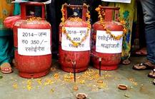 गोरखपुर: कांग्रेस का अनोखा विरोध, गैस के दामों में वृद्धि पर मनाया सिलेंडर का श्रद्धां‍जलि दिवस