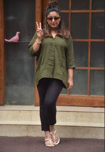 बहन इशिता और बहनोई वत्सल के साथ लंच पर नज़र आईं तनुश्री दत्ता, देखें तस्वीरें