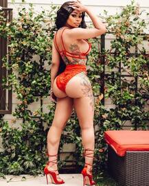 ब्लैक चाइना ने अपने मेकअप ब्रांड के लिए ट्रांसपेरेंट बिकिनी में कराया फोटोशूट