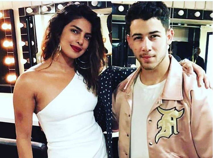 Priyanka chopra attends nick jonas concert in singapor, watch video सगाई के बाद सिंगापुर में निक संग उनके कॉन्सर्ट में नज़र आईं प्रियंका चोपड़ा, देखें वीडियो और तस्वीरें