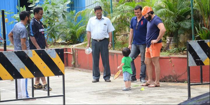 बैडमिंटन देख तैमूर का भी दिल मचल उठा और वो भी इस खेल में हाथ आज़माने लगे. (तस्वीर: मानव मंगलानी)