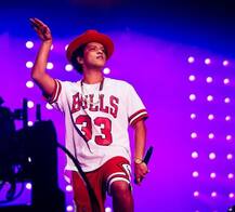 अमेरिकन सिंगर ब्रूनो मार्स ने हवाई में रचा ये इतिहास