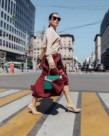 इस रशियन जर्नलिस्ट के फैशन का है जलवा, देखें तस्वीरें