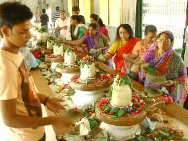 सावन के दूसरे सोमवार पर आज इलाहाबाद के शिव मंदिरों में सुबह से ही श्रद्धालुओं की भीड़ उमड़ने लगी. कई कांवड़िए भी शिव मंदिरों में पूजा-आराधना के बाद संगम का जल लेकर ज्योतिर्लिगों की यात्रा पर निकल पड़े हैं.