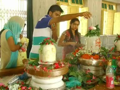 दूसरे सोमवार पर आज शहर के मनकामेश्वर मंदिर, दशाश्वमेध मंदिर, तक्षक तीर्थ मंदिर और पड़िला महादेव समेत सभी शिवालयों में सुबह से ही भक्तों की लम्बी लाइन लगी हुई है. इस मौके पर कई शिव मंदिरों में भजन व आरती के विशेष कार्यक्रम हो रहे हैं.