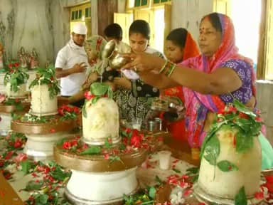 रविवार रात को हुई हल्की बूंदा-बांदी से श्रद्धालुओं को कुछ असुविधा का सामना ज़रूर करना पड़ा है, लेकिन इसके बावजूद उनके उत्साह में कोई कमी नहीं है.