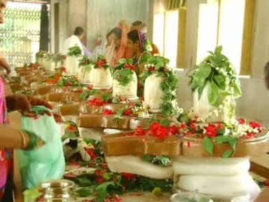 भगवान शिव की आराधना के महीने सावन के दूसरे सोमवार पर भी आज संगम नगरी इलाहाबाद के शिवालयों में शिव भक्तों की भारी भीड़ उमड़ी हुई है. भोले भंडारी को खुश करने और उनका आशीर्वाद लेने के लिए कोई मंदिरों में जलाभिषेक कर रहा है तो कोई दूध व बेल की पत्तियों से पूजा-अर्चना कर रहा है.