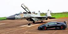 VIDEO: नौसेना के MiG-29K विमान ने रनवे पर लैम्बोर्गिनी कार से लगाई रेस