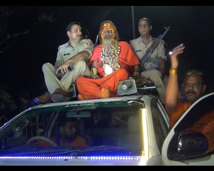 17 किलो सोना पहनकर 25वीं कावड़ यात्रा पर निकले गोल्डेन बाबा, देखने के लिए लग रहा है लोगों का मजमा Golden Baba who wears 17kg gold ornament during 25th Kawad Yatra 17 किलो सोना पहनकर 25वीं कावड़ यात्रा पर निकले गोल्डेन बाबा, देखने के लिए लग रहा है लोगों का मजमा