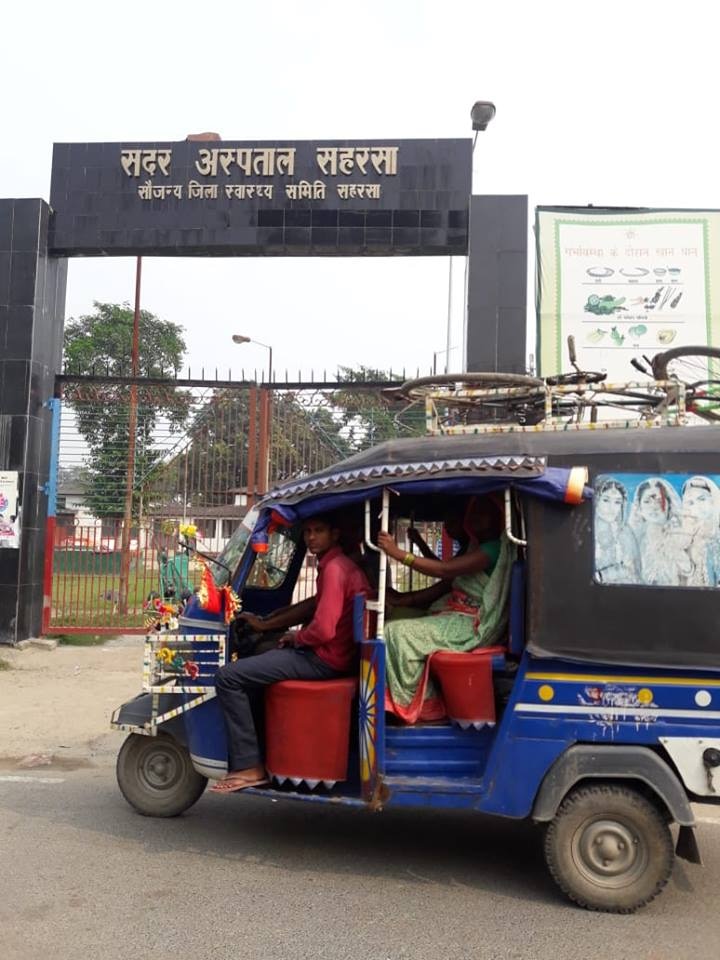Bihar: private hospital's brokers are roaming around saharsa civil hospital बिहार: सहरसा के सरकारी अस्पताल में खुलेआम घूम रहे हैं निजी अस्पतालों के दलाल