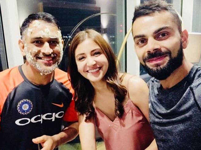 बता दें कि अनुष्का इन दिनों अपने पति और इंडियन क्रिकेट टीम के कप्तान विराट कोहली के साथ लंदन में मौजूद हैं. इस दौरान दोनों साथ में ऑउटिंग करते भी देखे गए. फोटो-इंस्टाग्राम