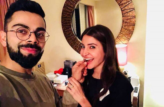 इस दौरान उन्होंने मैदान पर वेडिंग रिंग को किस किया और पवेलियन में बैठी पत्नी अनुष्का की तरफ इशारा किया. फोटो-इंस्टाग्राम