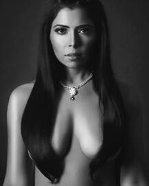 एक्ट्रेस फराह कदर ने टॉपलेस फोटोशूट इंस्टाग्राम पर किया शेयर, देखें तस्वीरें