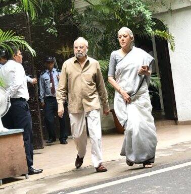 इस बुरी खबर को सुनकर अमिताभ बच्चन बुल्गारिया में ब्रह्मास्त्र की शूटिंग छोड़ दिल्ली के लिए रवाना हो गए हैं. इस बात की जानकारी बिग बी ने कुछ घंटों पहले ट्विटर के जरिए दी थी. फोटोः मानव मंगलानी