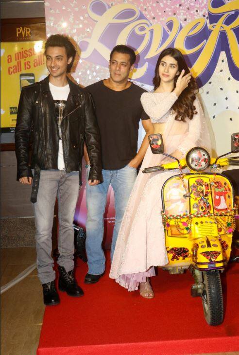 ट्रेलर लॉन्च के मौके पर सलमान के साथ आयुष और वारिना ने तस्वीरें भी खिंचवाईं. (तस्वीर: मानव मंगलानी)