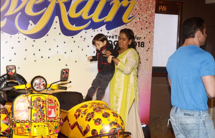 इस दौरान सलमान की बहन अर्पिता बेटे आहिल के साथ ट्रेलर लॉन्च में रखे स्कूटर के साथ तस्वीर खिंचवाती भी नज़र आईं. (तस्वीर: मानव मंगलानी)