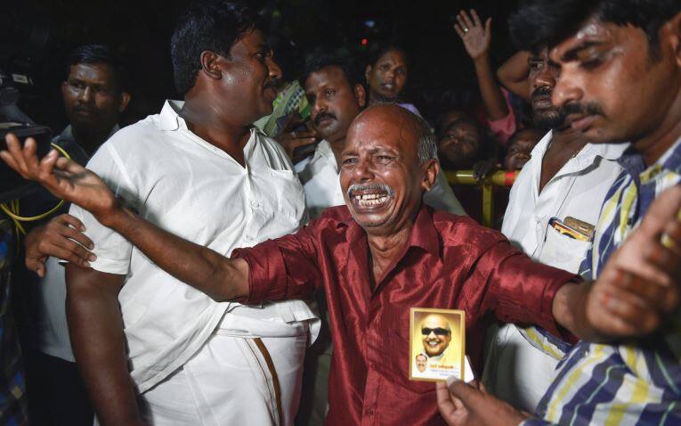 तमिलनाडु: 10 दिनों से अस्पताल में भर्ती करुणानिधि की तबियत और बिगड़ी, समर्थक हताश