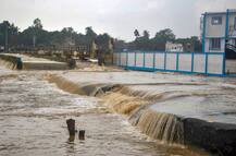 देशभर में बारिश का कहर, कहीं फंसे सैंकड़ों लोग तो कहीं फिसले विधायक