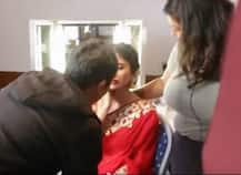 Video: \'गोल्ड\' के सेट पर अक्षय ने मौनी के साथ किया ऐसा Prank, खूब चिल्लाने के बाद रोई अभिनेत्री